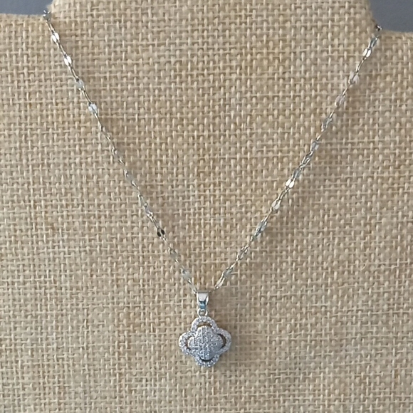 Jewelry - Elegant Silver Pendant Necklace